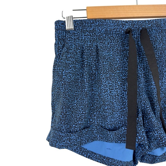 Lululemon Spring Break Away Short II Pleated Cuffed Blue and Black Print Size 6 - Picture 3 of 16